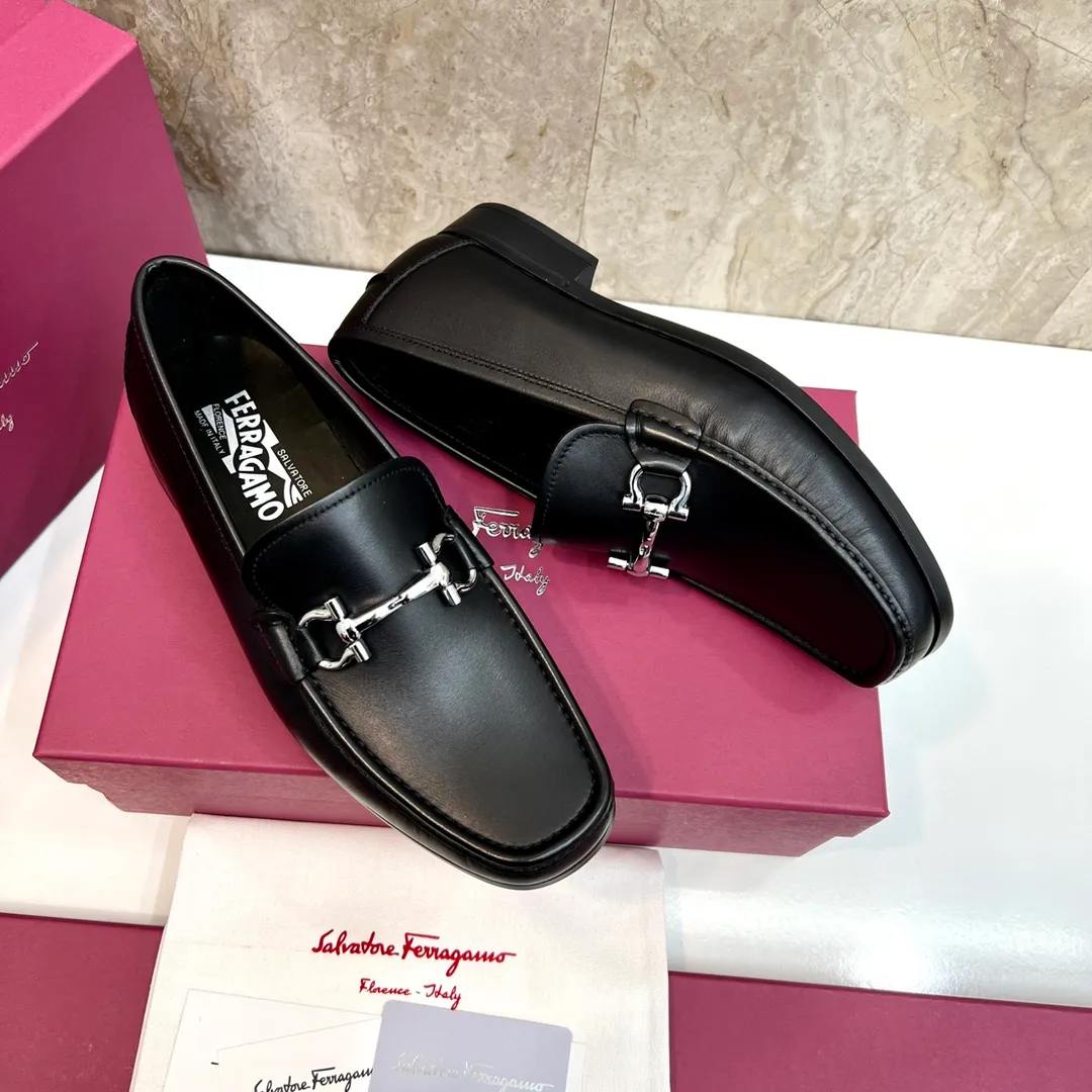 Original quality P780 Brand: Ferragamo Standard size: Men's size 39–44 (38.45 can be customized) Grade: Same style as the official website High-quality men's shoes Material: Customized first-layer calfskin with water-dyed cowhide lining Cowhide tiptoe Original non-slip and wear-resistant rubber outsole Style category: Men's formal business leather shoes are young and fashionable European and American trends British style Casual matching and comfortable feet Color: actual picture